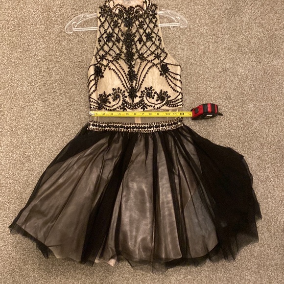 Black and nude color dress by Cinderella. - Picture 8 of 9